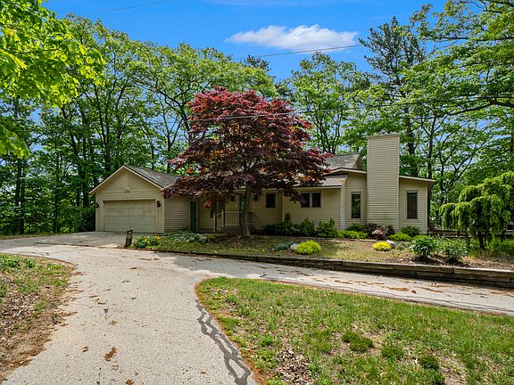 3rd image of 17664 Hillcrest Dr