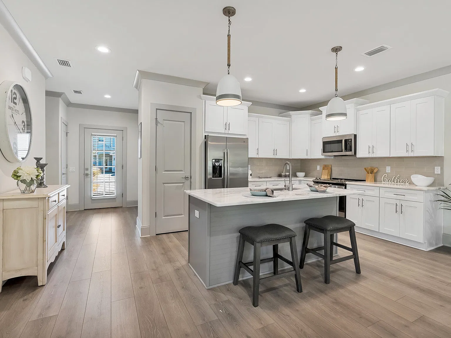 3 bed, 2.5 bath, 1682 sqft, $3,950 — Photo 3
