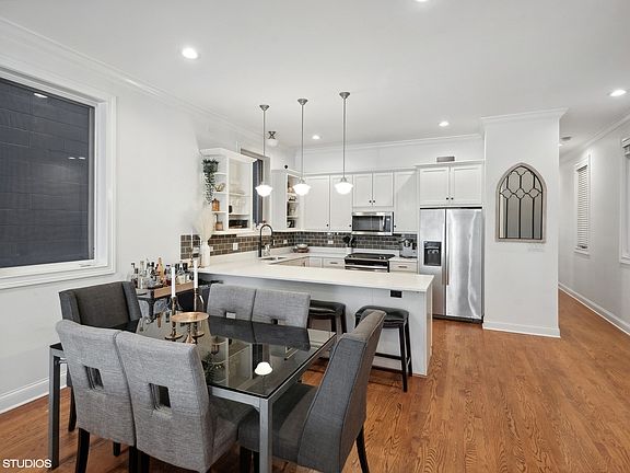 4th image of 1530 N Wood St #1