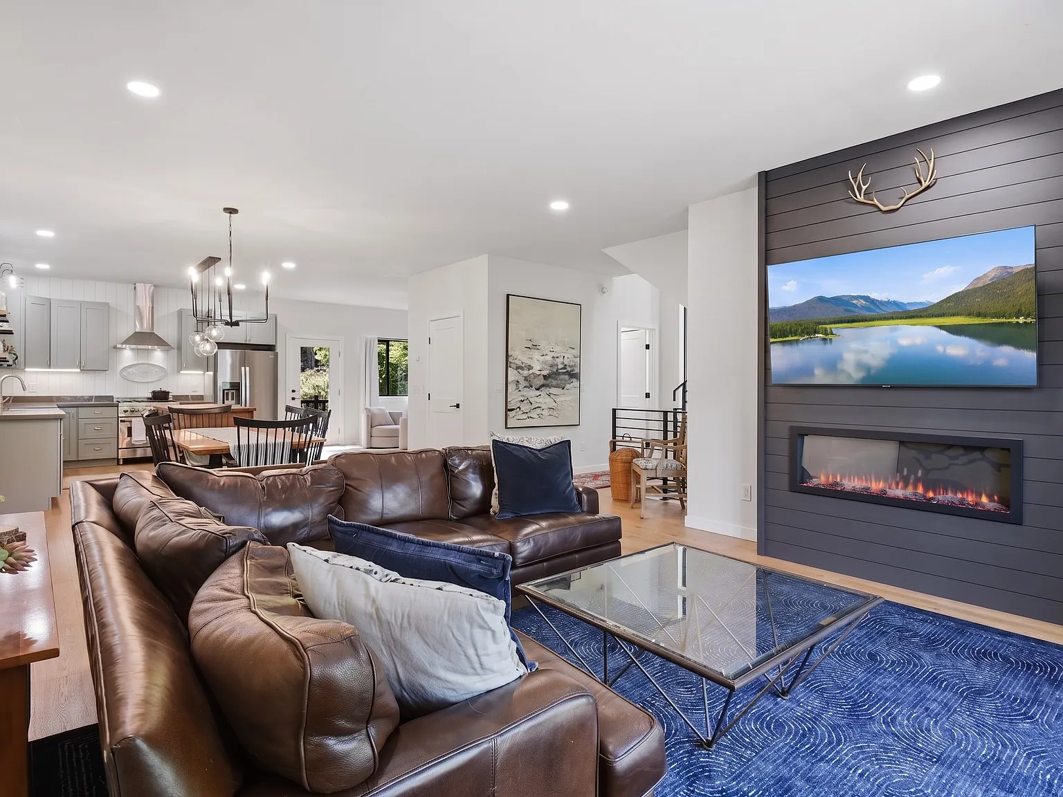 3 bed, 2424 sqft, $3,200 — Photo 3