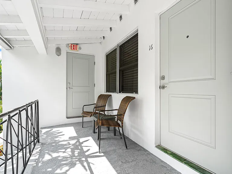 2060 NE 1st St #16 — Photo 5