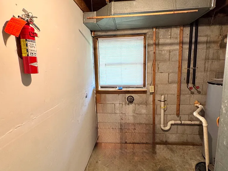 4 Lilac Ct - Washer & Dryer Hookups