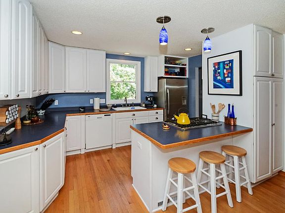 5th image of 3782 McMenemy St