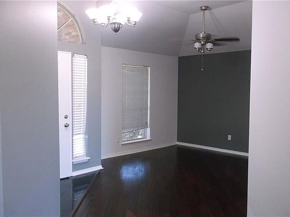 3rd image of 908 Winterbury Ct