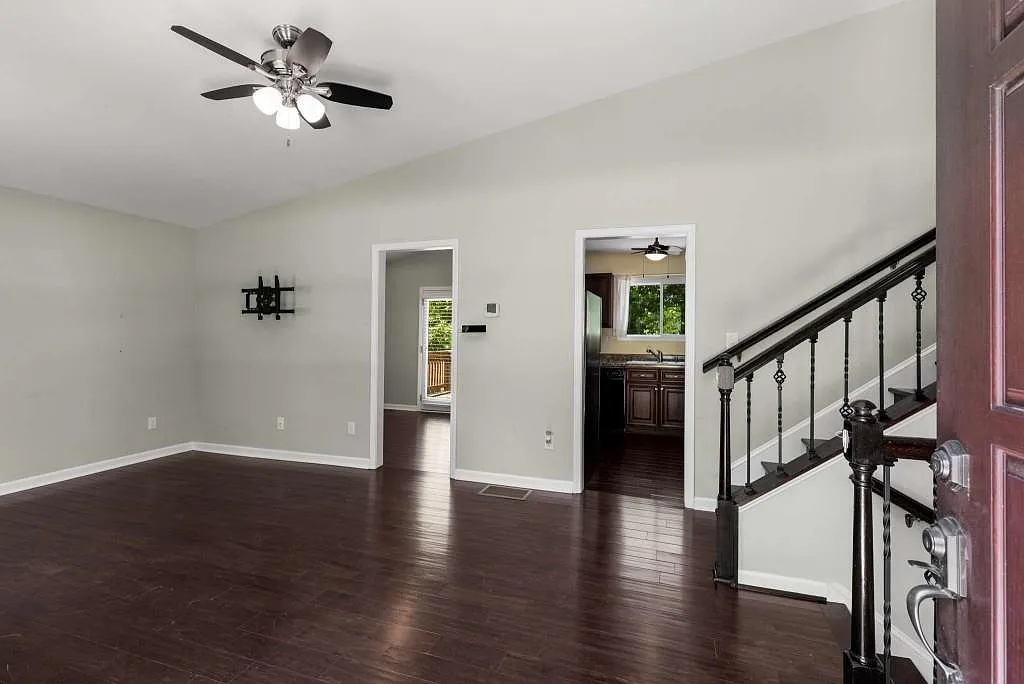 3 bed, 2.0 bath, 1467 sqft, $2,300 — Photo 4