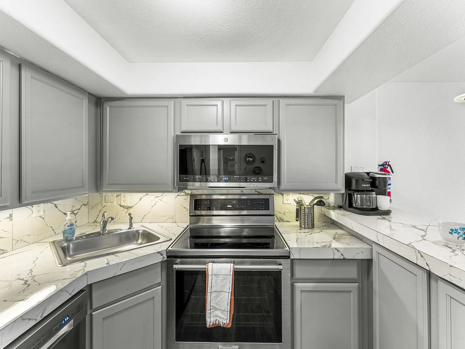 Stylish & Functional Studio in the Heart of Denver Ideal for Long Stays — Photo 2