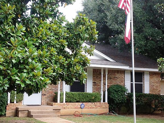 3rd image of 3068 Coombs Creek Dr