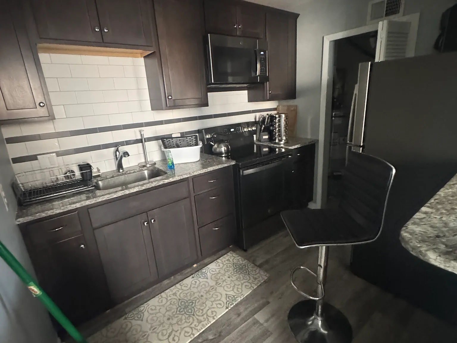 3 bed, 1000 sqft, $1,850 — Photo 2