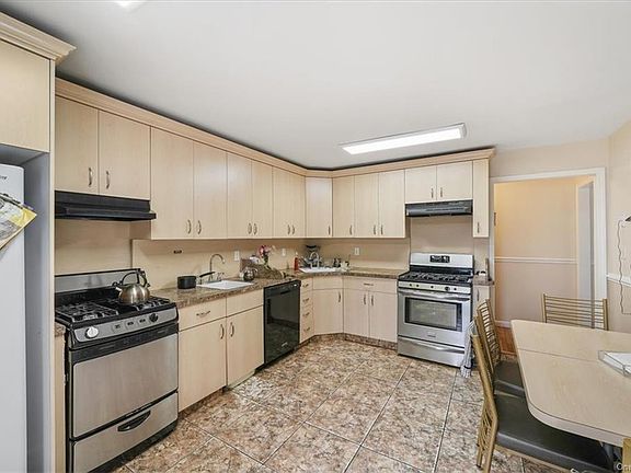 5th image of 4 Kahan Dr Unit 202