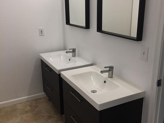 Primary bedroom bathroom