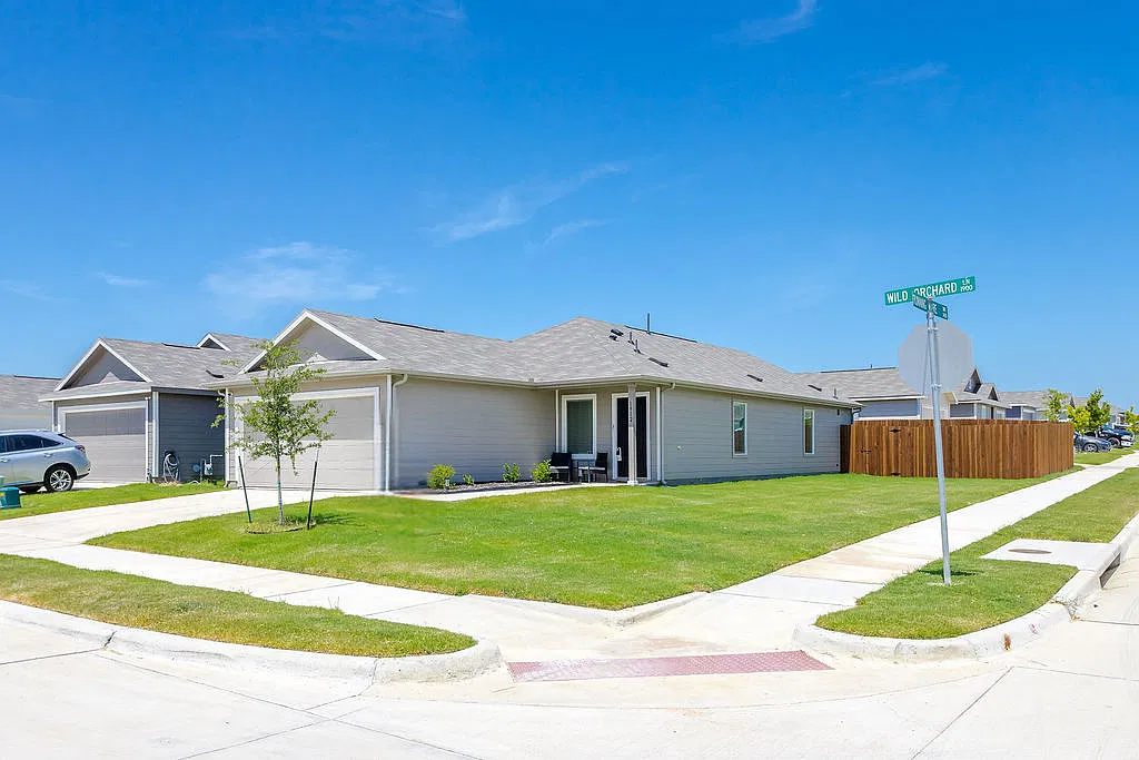 3 bed, 1411 sqft, $1,895 — Photo 3