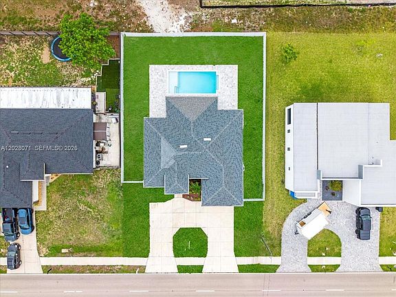 2nd image of 224 Chiquita Blvd N