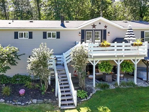 715 W Glass Rd, Ortonville, MI 48462