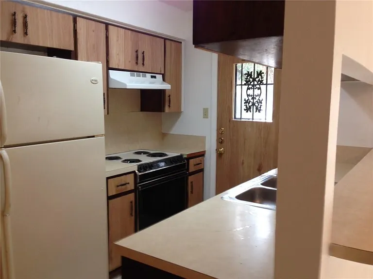 N Laurelwood Dr — Photo 7