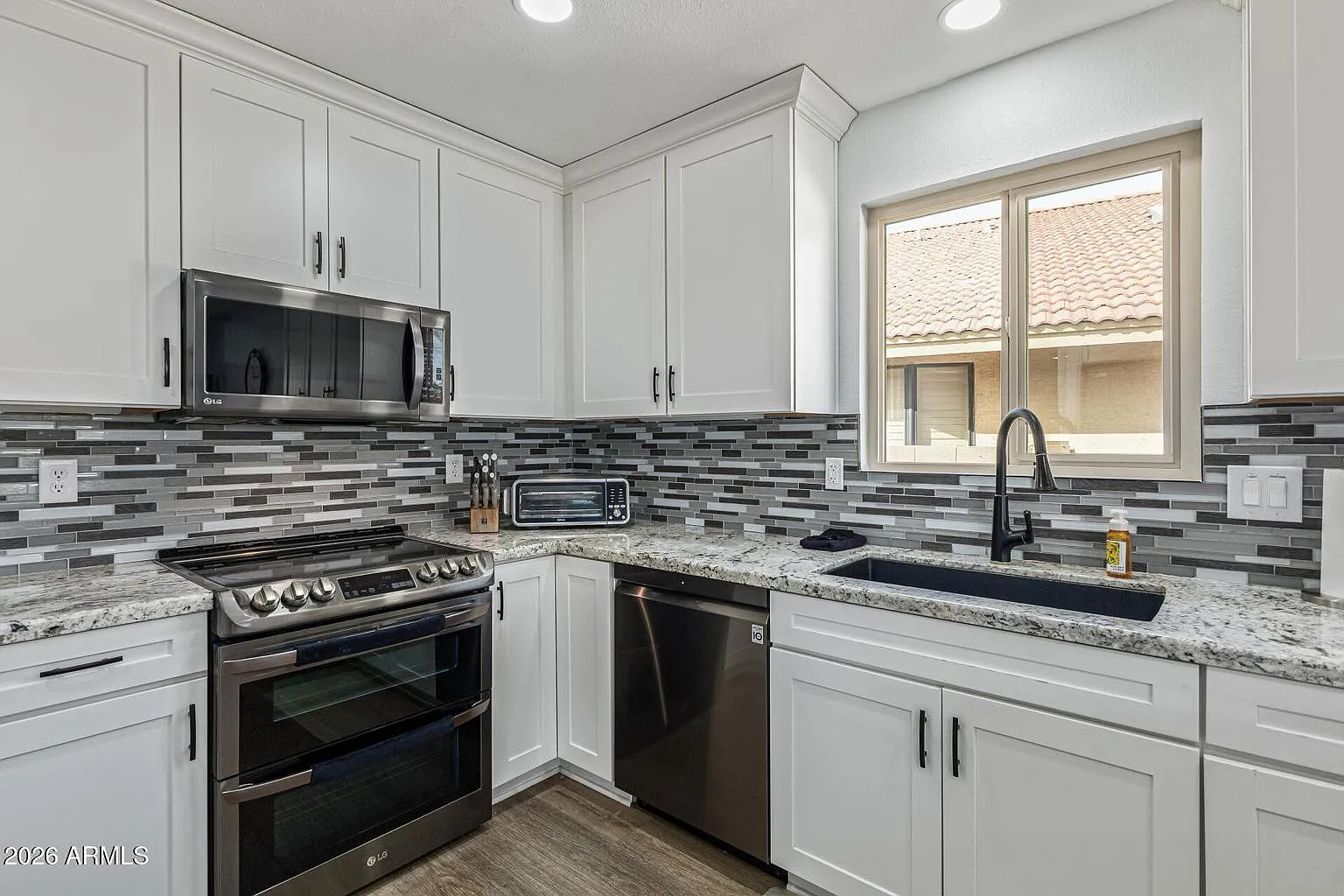 3 bed, 2.0 bath, 2204 sqft, $2,850 — Photo 3