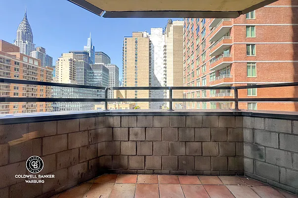 Rented by Coldwell Banker Warburg | media 6