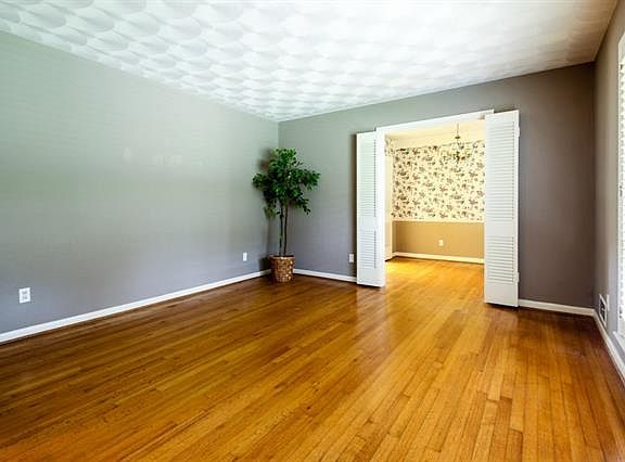 5th image of 121 N Lois Ln