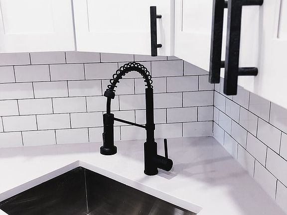 5th image of 2850 W Barry Ave #10339914