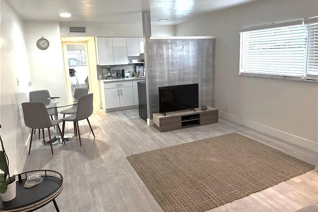 Building Photo - 1638 Plunkett St #4