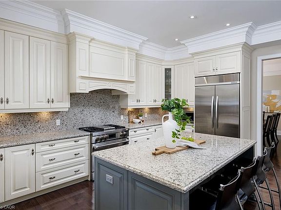 3rd image of 125 Paliser Ct