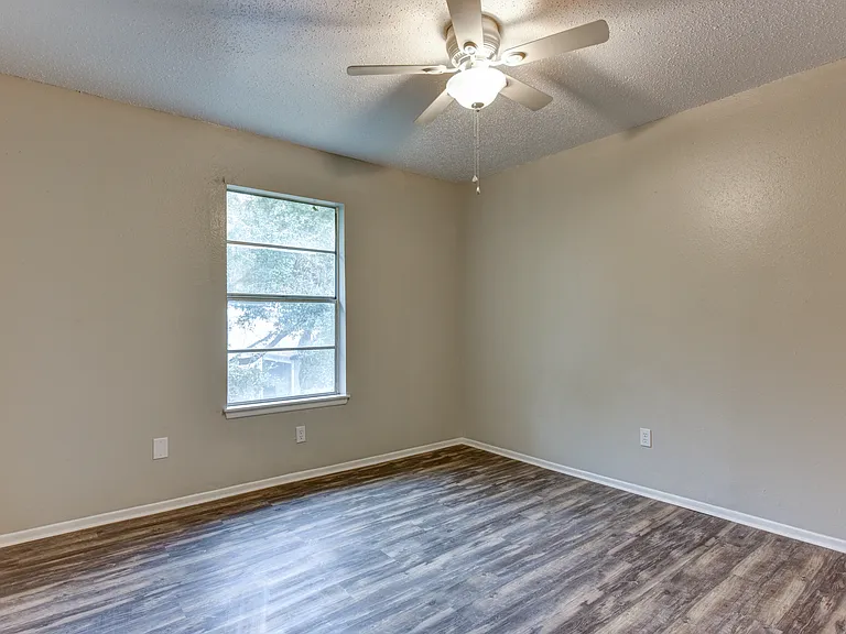 2050 S Saunders St — Photo 19