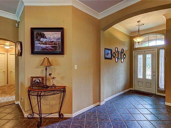 3rd image of 819 Doral Dr