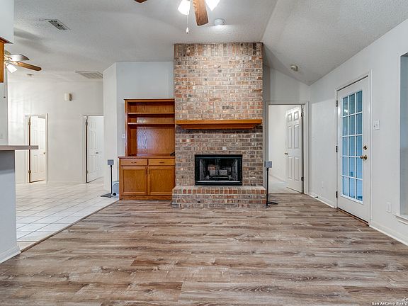 3rd image of 915 PARKDALE DR
