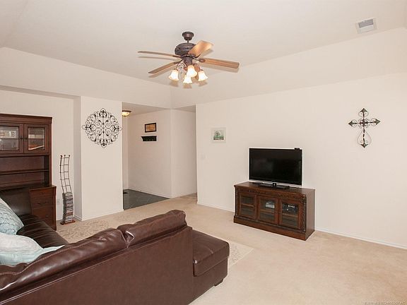 4th image of 13736 S Nyssa Ct E