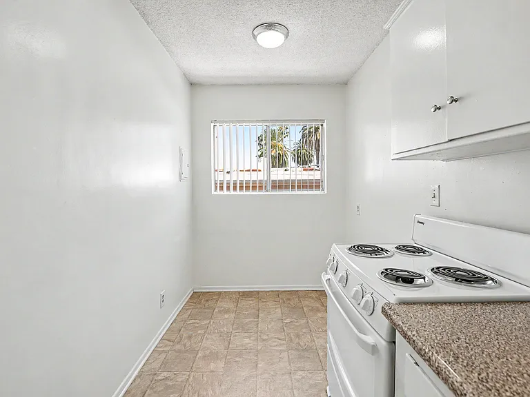 Hollywood Apartments — Photo 60