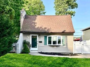 2 Deauville Pkwy, Lindenhurst, NY 11757