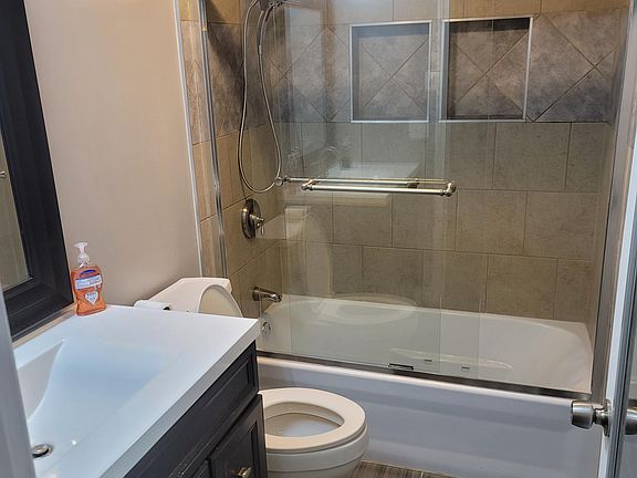 5th image of 991 Manor Ln Unit R