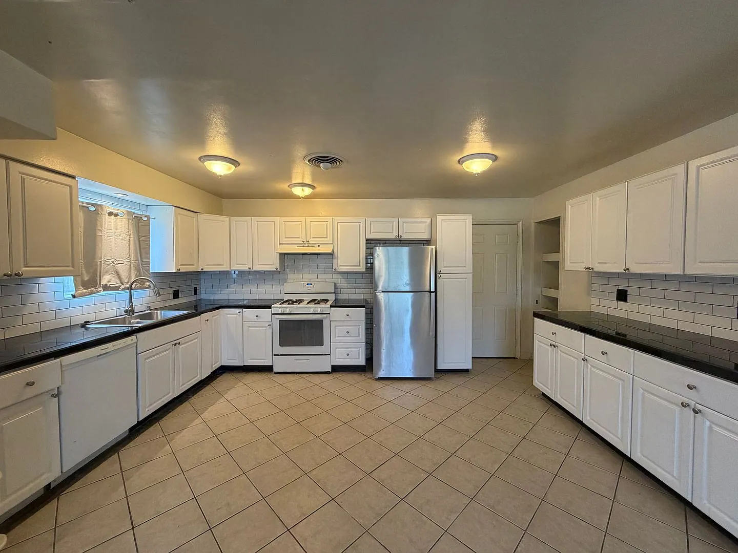 Adorable Home in Oleander Area! — Photo 4