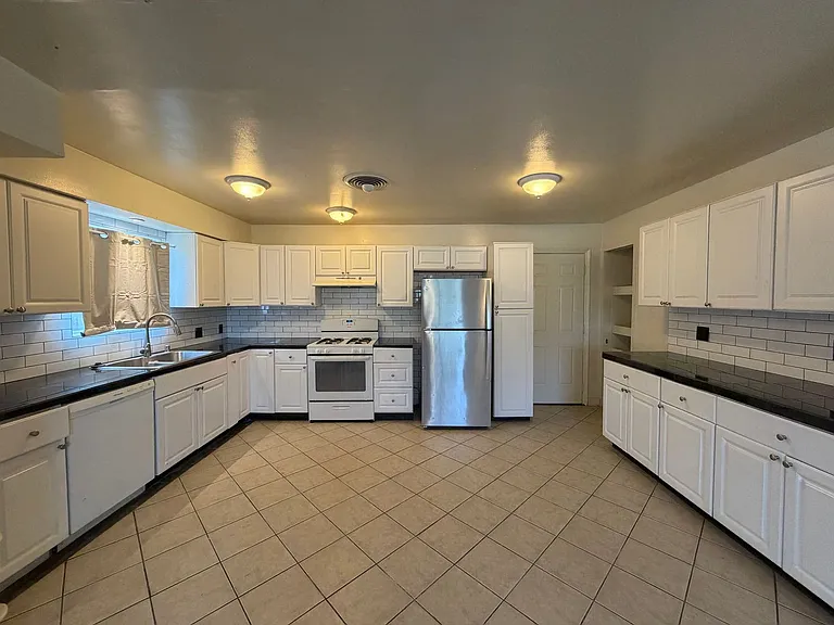 1011 Oleander Ave — Photo 3