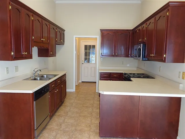 3 bed, 2.0 bath, 2092 sqft, $2,205 — Photo 2