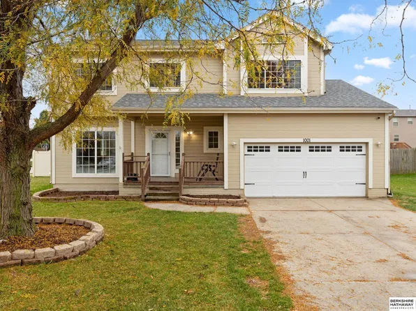 1001 Fenwick St, Papillion, NE 68046