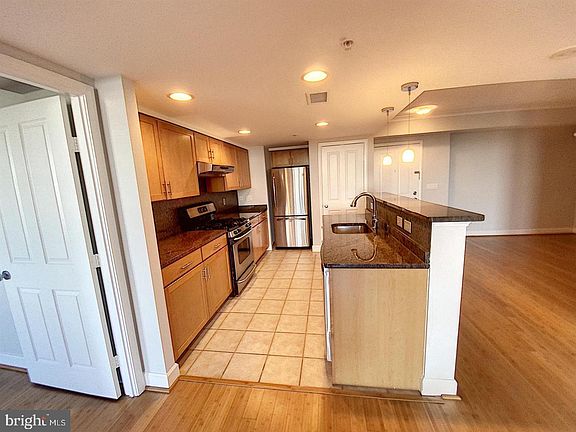3rd image of 1201 N Garfield St APT 904