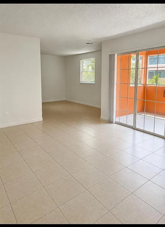 3 bed, 2.0 bath, 1348 sqft, $1,600 — Photo 4