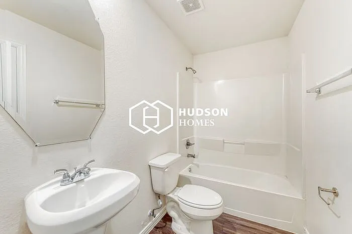 2203 Pearl St — Photo 11