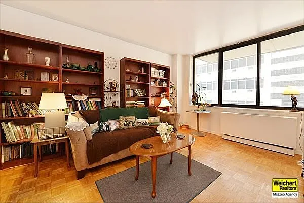 403 E 62nd St APT 2C photo 1