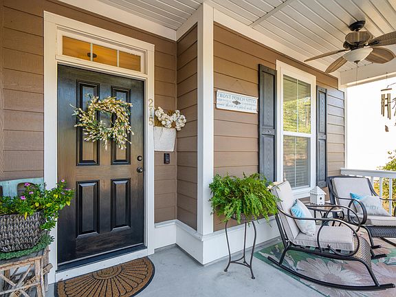 4th image of 215 Forsythia Ave