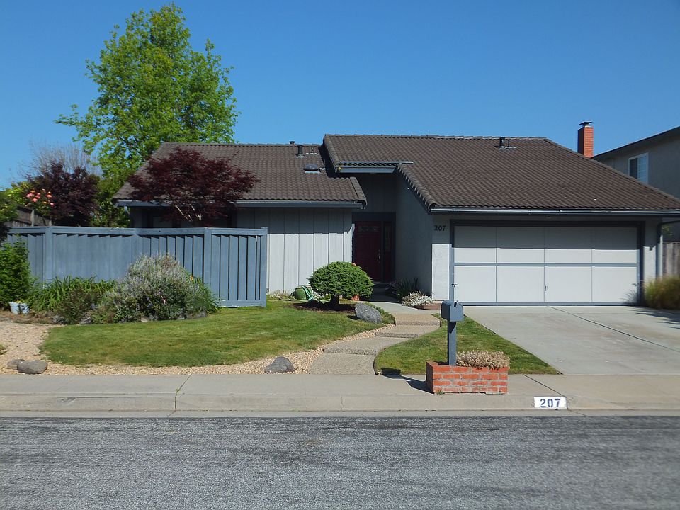 1st image of 207 Stillwater Ln