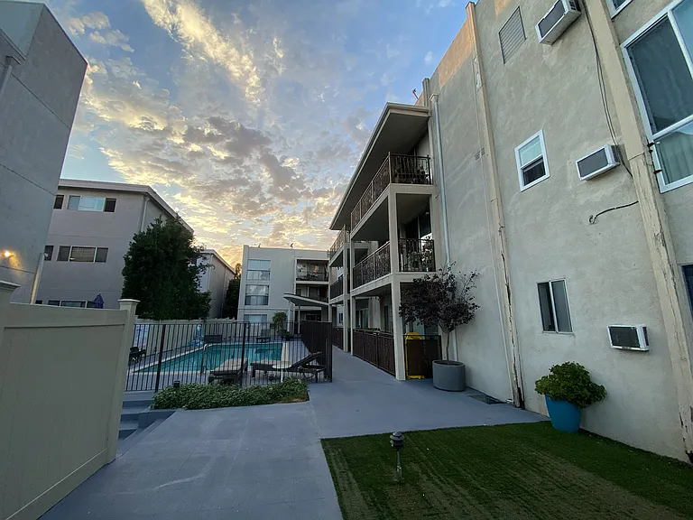 4455 Colbath Ave. — Photo 3