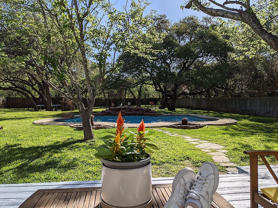 1st image of 704 Post Oak Cir