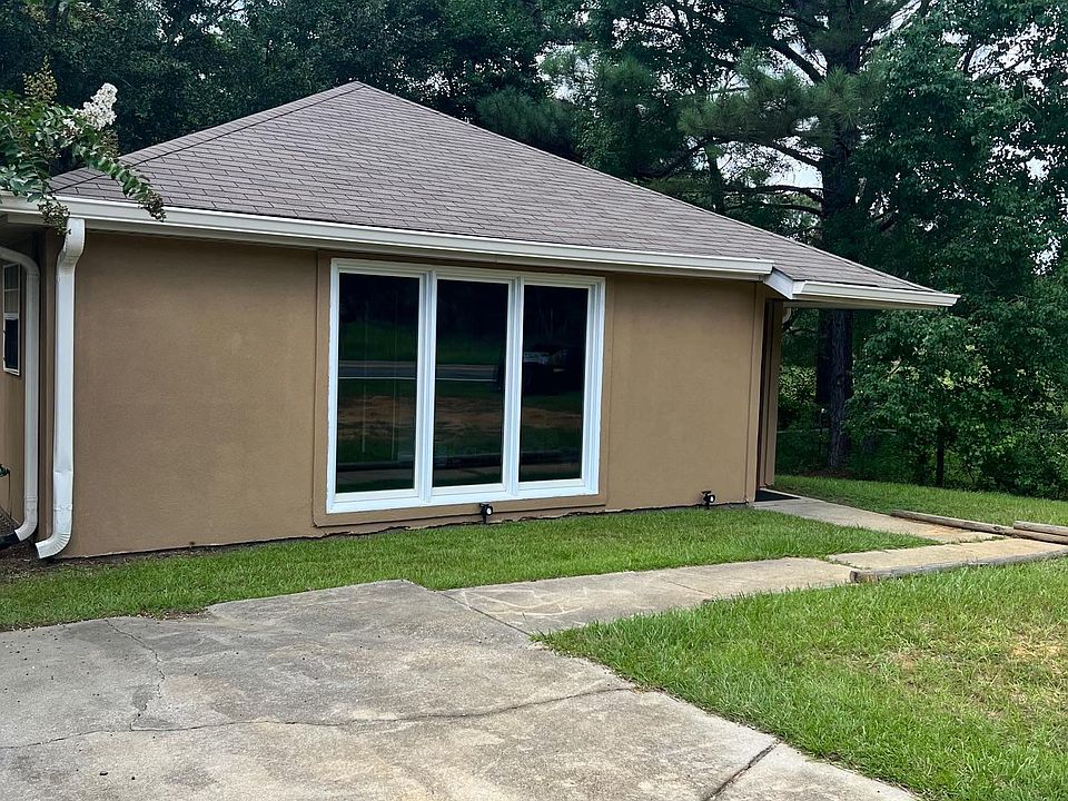 Two car driveway on the front of the home.
