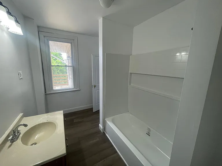 414 N Front St — Photo 11