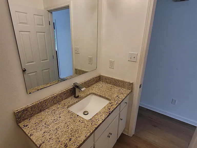 311 W Peachtree Ave — Photo 8