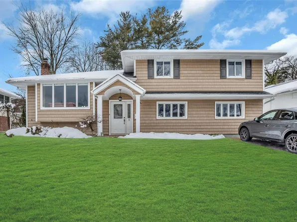 10 Devonshire Court, Plainview, NY 11803