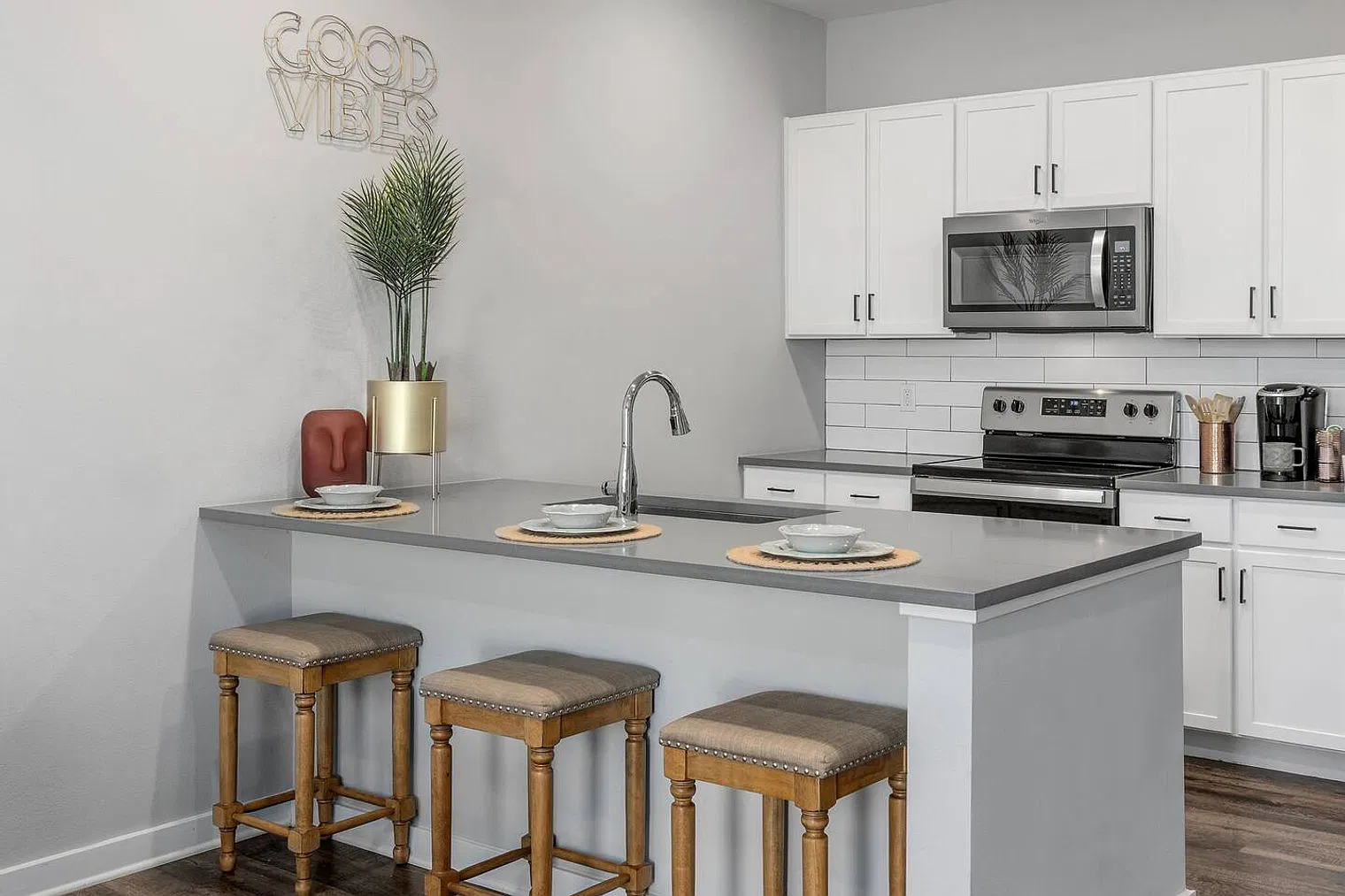 1 bed, 1.0 bath, $2,148 — Photo 3