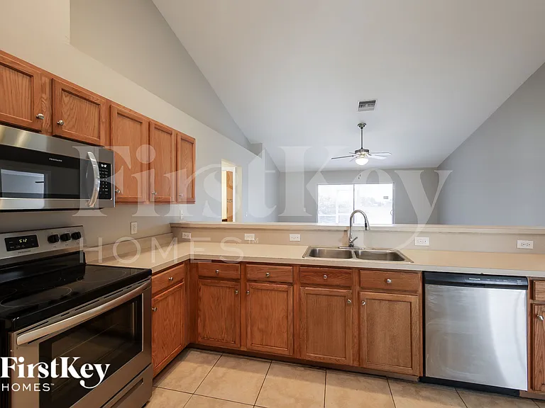 2506 NE 6th Pl — Photo 7