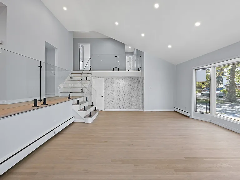 Cedarhurst St — Photo 10